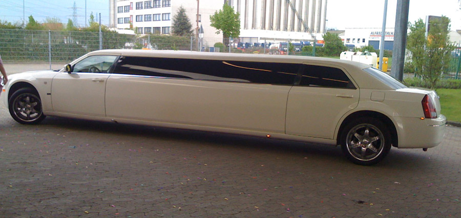 Chrysler White Limousine (Chrysler White Limo)